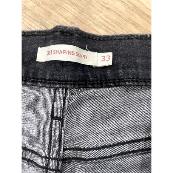 Levi's 311 Shaping Skinny Black Raw Hem Shorts Size 33 - Picture 3 of 5